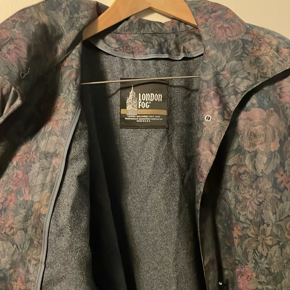 Beautiful Vintage London fog Woman’s gray floral Coat! - Picture 4 of 6
